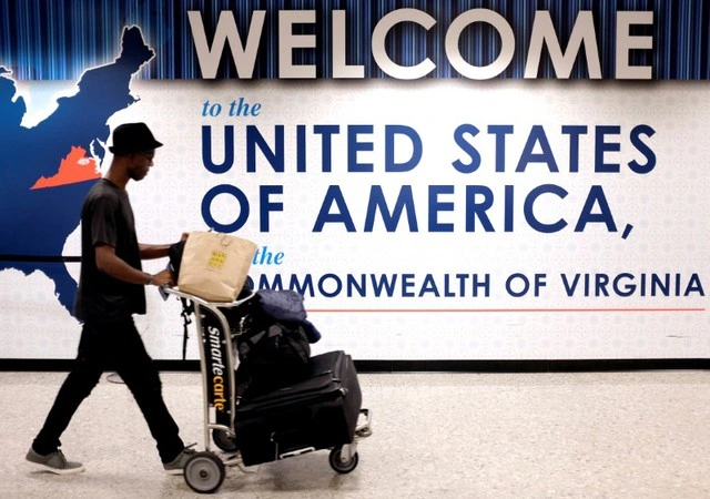 Người Việt đi Mỹ tốn thêm 'mớ tiền' nếu ông Trump áp phí visa 250 USD