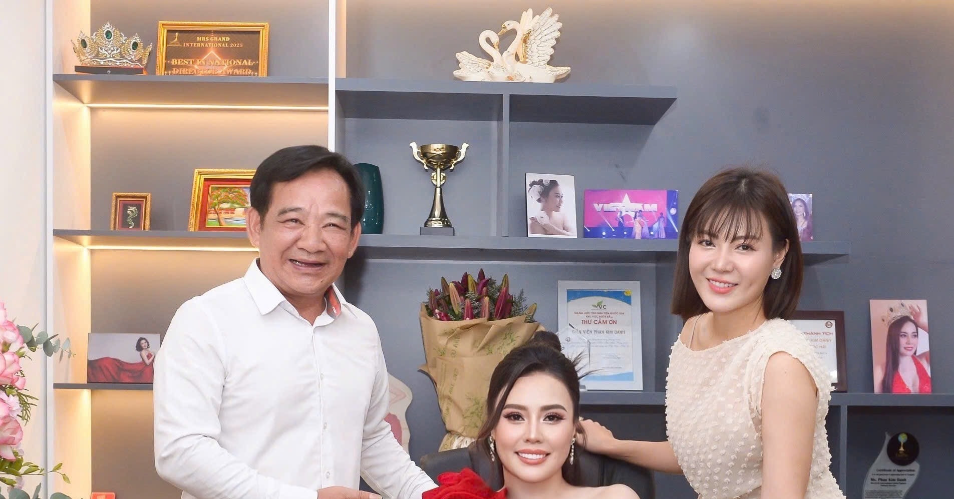 វិចិត្រករ Quang Teo អបអរសាទរកញ្ញា Phan Kim Oanh ដែលបានក្លាយជាអ្នកដឹកនាំរឿង