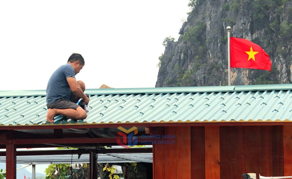 Người dân phường Cẩm Phả gia cố nhà cửa ứng phó với bão số 3.