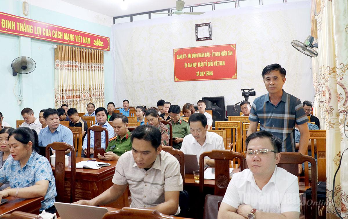 Voters of Giap Trung commune petitioned delegation No. 11 of the Provincial People's Council.