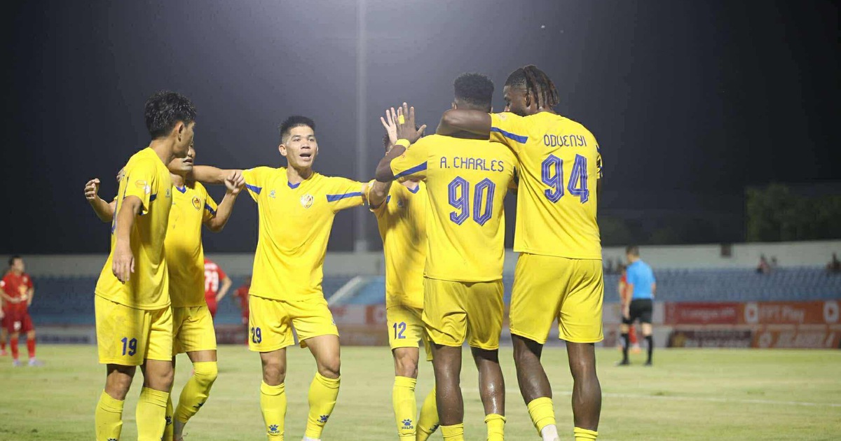 ក្រុម Quang Nam ស្រាប់តែចាកចេញពី V-League, VFF ចាត់វិធានការបន្ទាន់៖ រដូវកាលថ្មីមិនទាន់ចាប់ផ្តើមទេ ប៉ុន្តែមានបញ្ហាហើយ