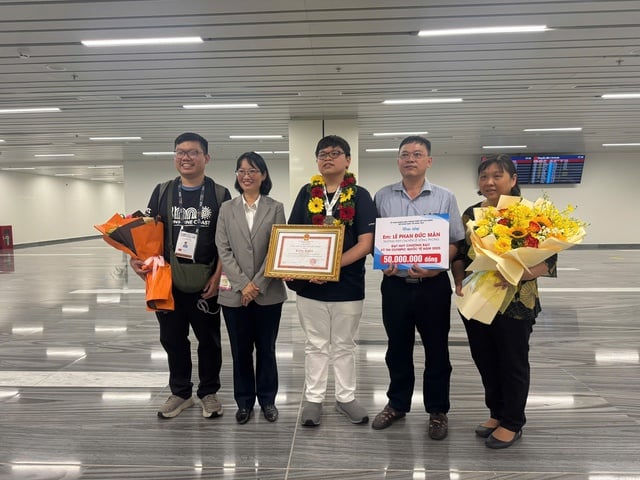 TP.HCM thưởng nóng cho học sinh đạt huy chương bạc Olympic toán quốc tế khi về nước - Ảnh 1.