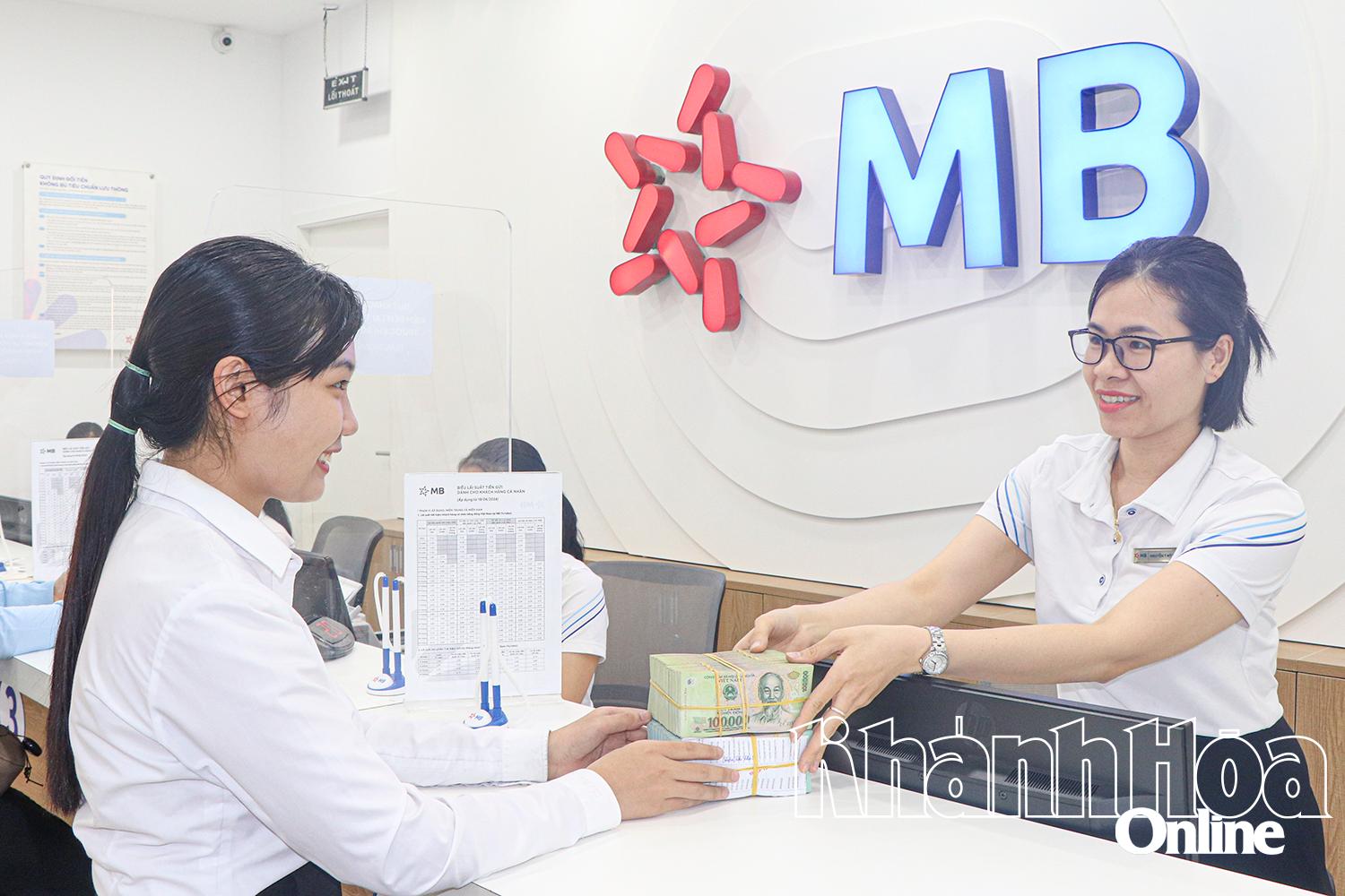 Giải ngân vốn tín dụng cho khách hàng.
