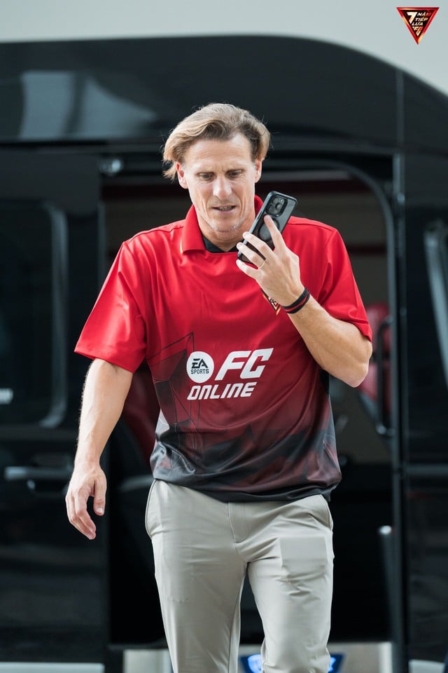 Huyền thoại Diego Forlan mừng sinh nhật cùng FC Online tại Hà Nội- Ảnh 1.
