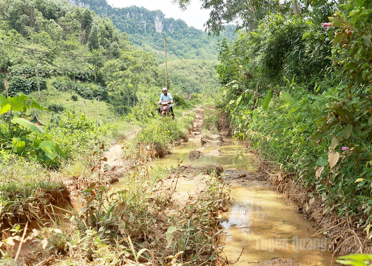 Tuyến đường vào thôn Nặm Vạc bị xuống cấp nghiêm trọng.