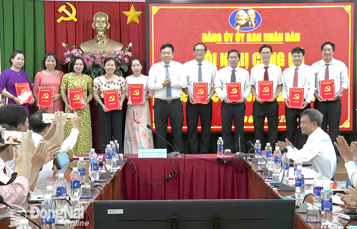 โง ดัง ถั่น เลขาธิการคณะกรรมการพรรคประจำคณะกรรมการประชาชนตำบลดิญ กวน นำเสนอมติจัดตั้งหน่วยย่อยของพรรคภายใต้คณะกรรมการพรรคประจำคณะกรรมการประชาชนตำบล ภาพโดย แดน นี 