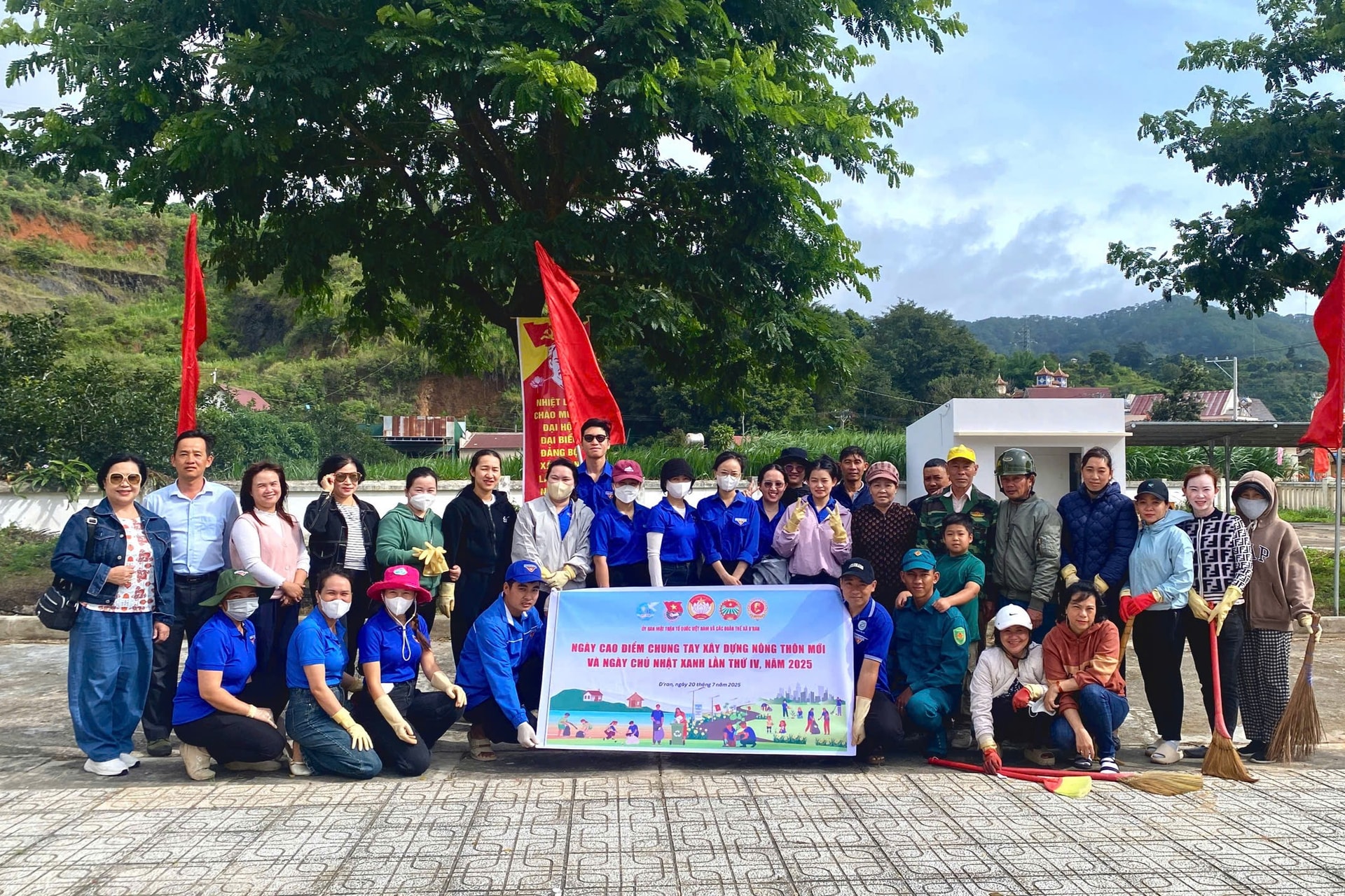 Cadres, union members, association members and people of D'ran commune launched the work of beautifying and creating landscape to welcome the 1st Party Congress of the commune, term 2025 - 2030.