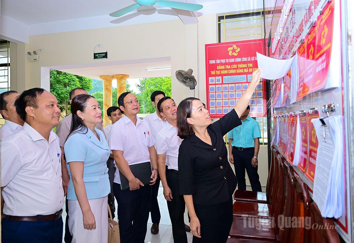 Tổ công tác số 12 của Ban Thường vụ Tỉnh ủy kiểm tra, khảo sát các dịch vụ hành chính công tại xã Lực Hành.
