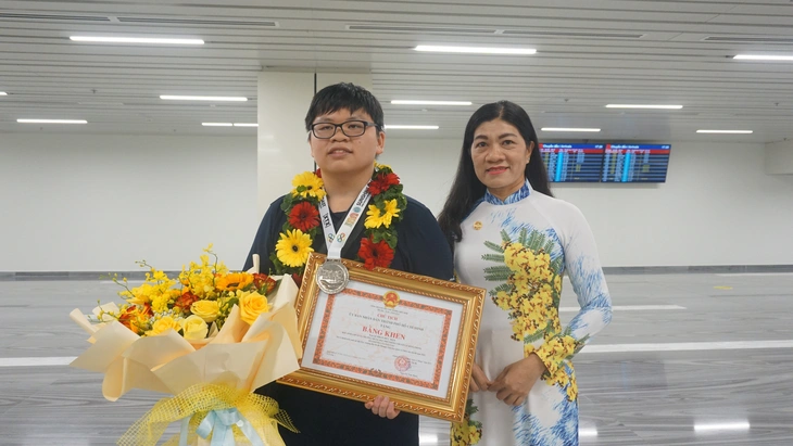 TP.HCM thưởng nóng 50 triệu cho học sinh giành huy chương bạc Olympic toán quốc tế 2025 - Ảnh 2.