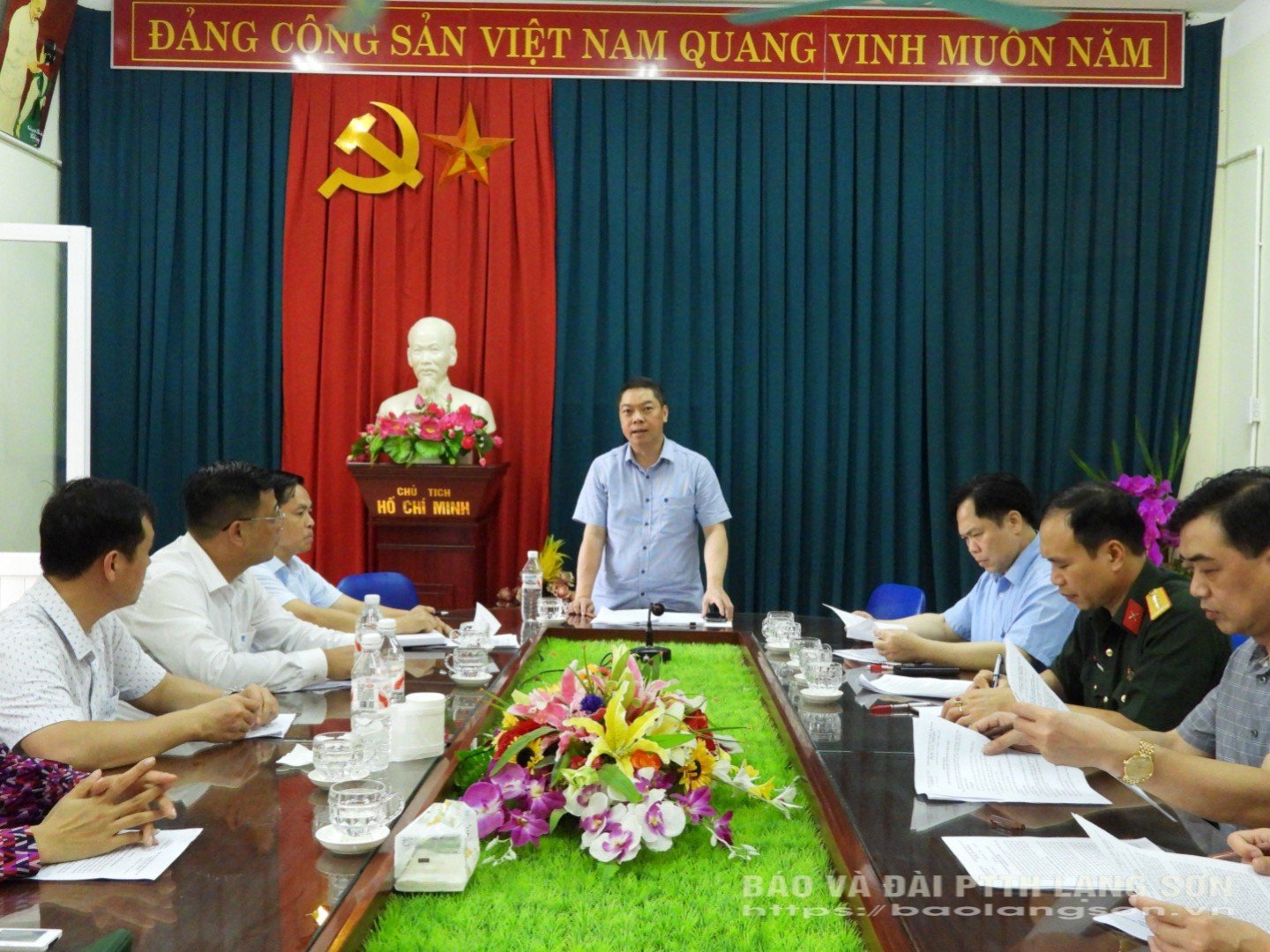 The Vice Chairman of the Provincial People's Committee delivered a concluding speech at the inspection and working session with Na Sam commune on response to storm No. 3.