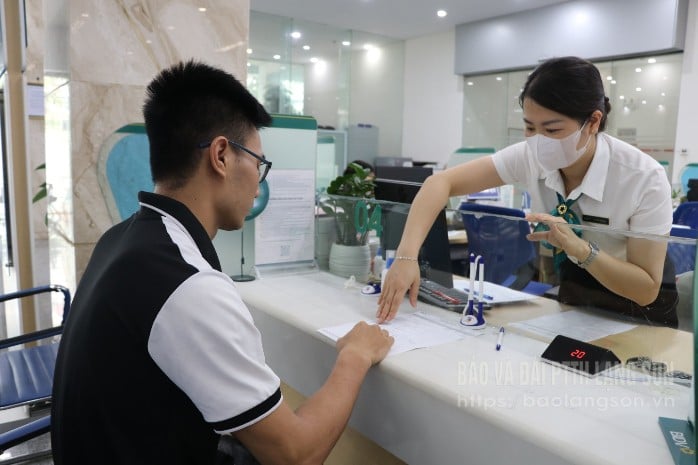 Cán bộ BIDV Lạng Sơn tuyên truyền đến khách hàng về chương trình cho vay nhà ở 