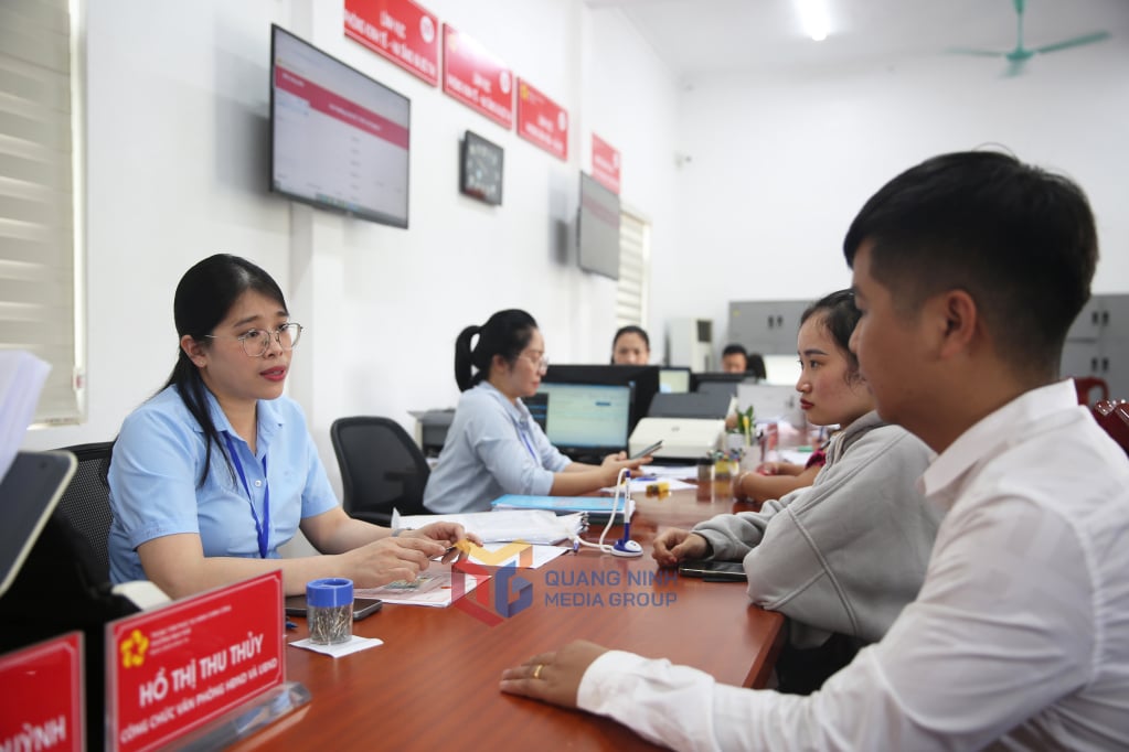 Người dân đến giải quyết thủ tục hành chính tại Trung tâm Phục vụ hành chính công phường Mạo Khê đều được hướng dẫn tận tình, chu đáo.