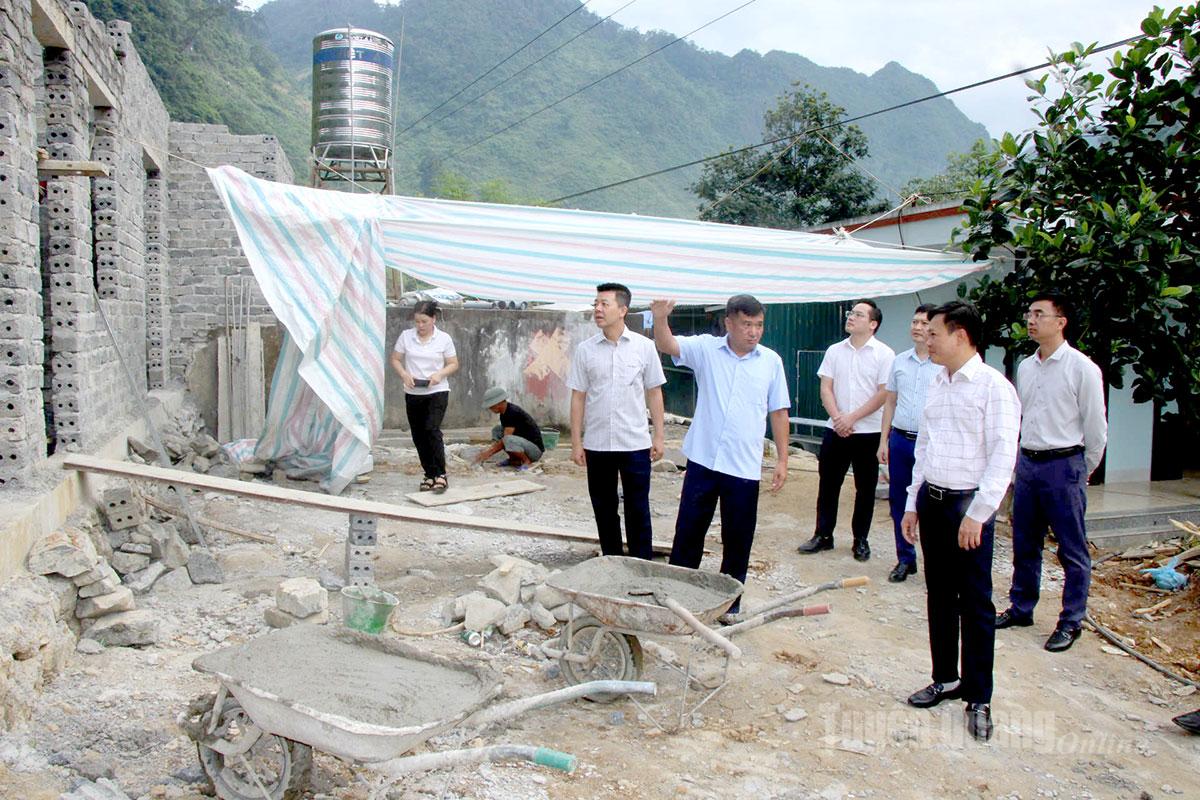 Đoàn công tác số 11 kiểm tra tiến độ xây dựng công trình tại xã Cán Tỷ, huyện Quản Bạ.