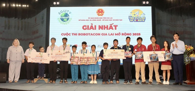 Phó Chủ tịch UBND tỉnh Lâm Hải Giang (bìa phải) và Bà Vibeke Holtum Bendix Nørgaard (bìa trái) trao giải cho các đội đạt giải Nhất cuộc thi