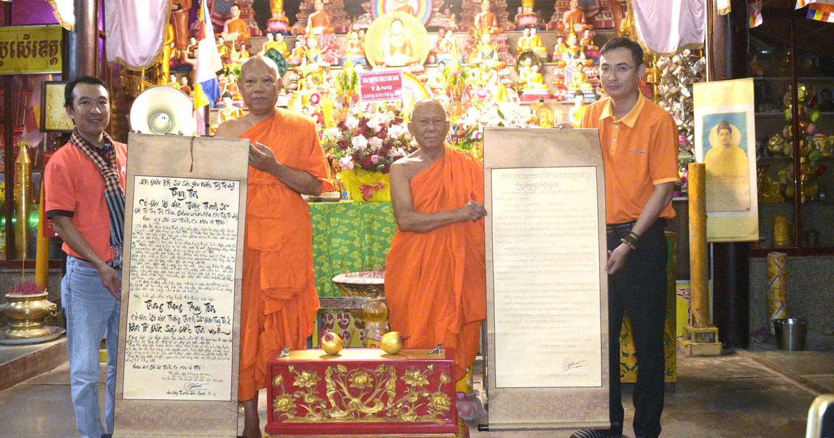 គោរព​ដូនតា​ដើម​ដូង​ក្រមួន​នៅ Vinh Long