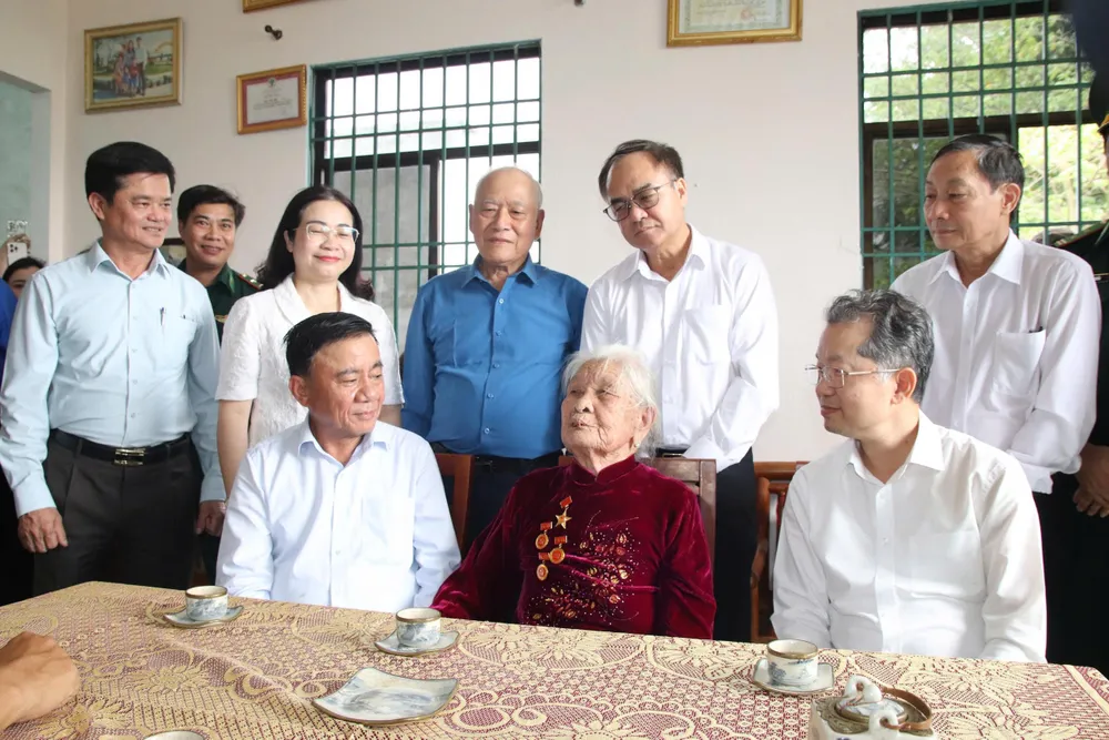 21-7-TTBBT-tham-nguoi-co-cong-2.jpg