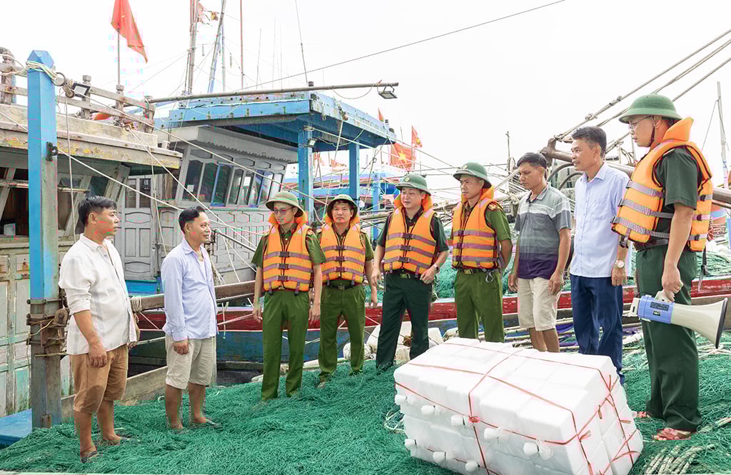 Lực lượng bộ đội Biên phòng Cửa khẩu cảng Hải Thịnh và Công an xã Hải Thịnh tuyên truyền chủ tàu, thuyền về cơn bão số 3