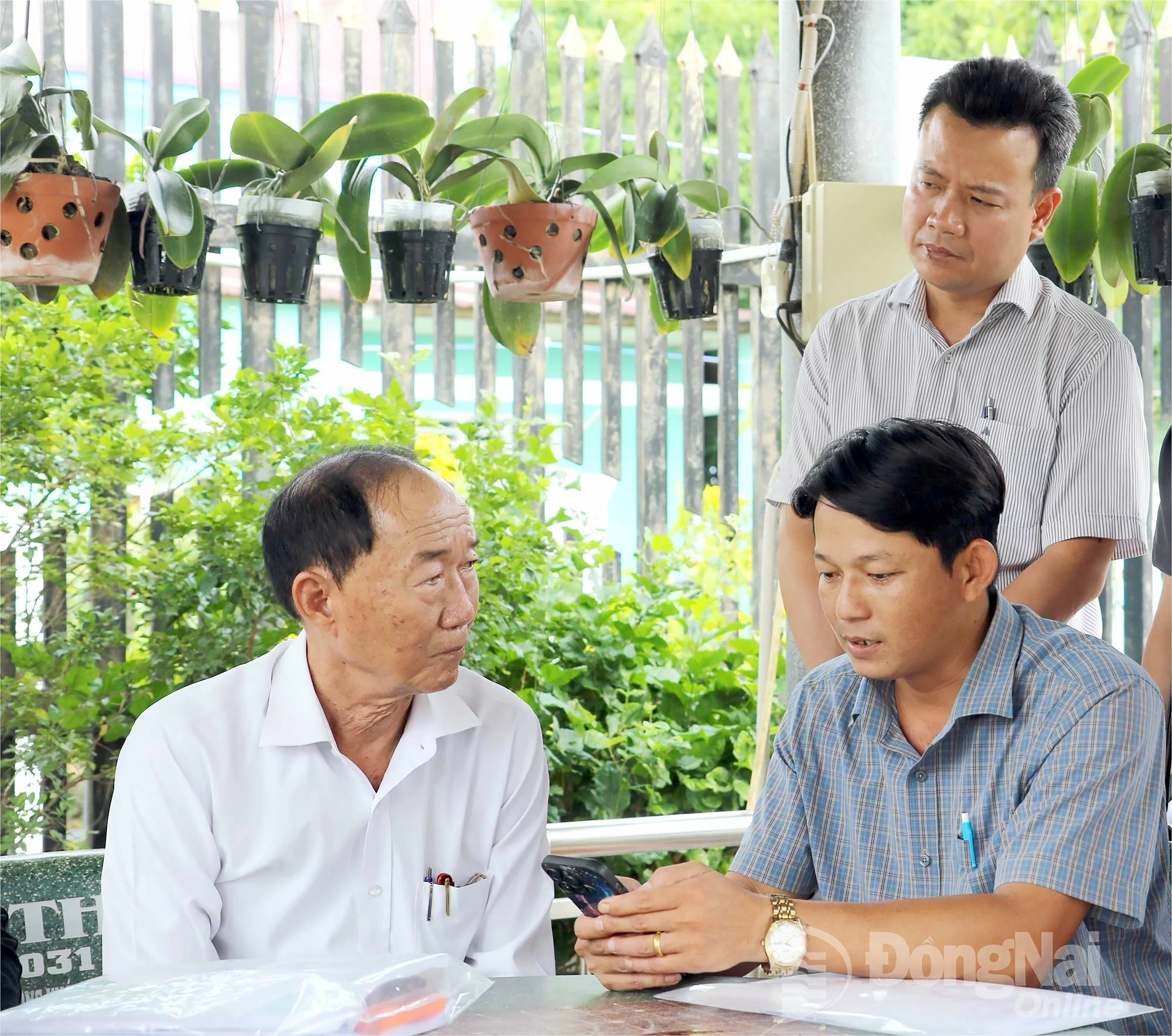 Ông Vòng Nhì Sập, người có uy tín trong đồng bào dân tộc Hoa, ở xã Bình Lộc, được chính quyền địa phương hướng dẫn thu thập thông tin gia đình dân tộc thiểu số trên địa bàn thông qua ứng dụng di động.
