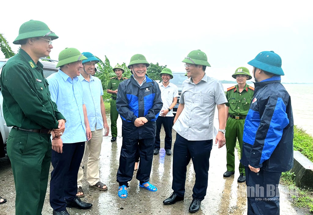 Đồng chí Phó Chủ tịch UBND tỉnh Trần Anh Dũng kiểm tra tuyến đê, kè Giao Hương trên đê hữu Hồng thuộc địa bàn xã Giao Minh. Ảnh: Văn Đại