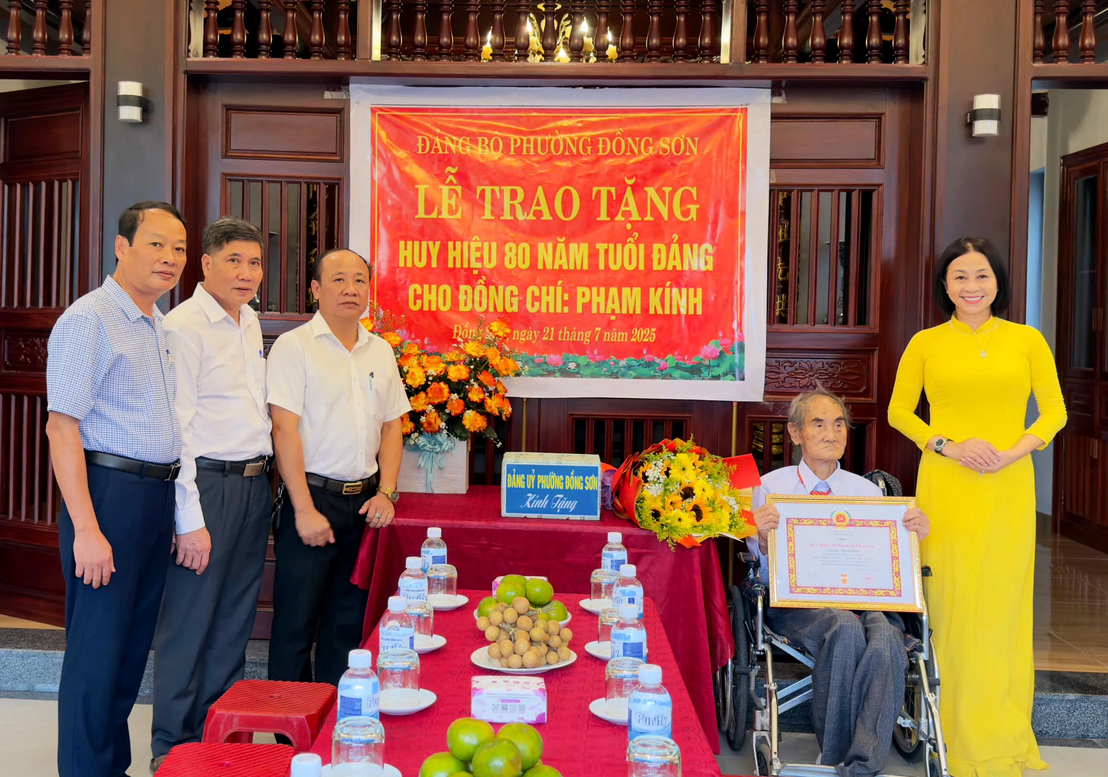 Trao tặng Huy hiệu 80 năm tuổi Đảng cho đảng viên lão thành
