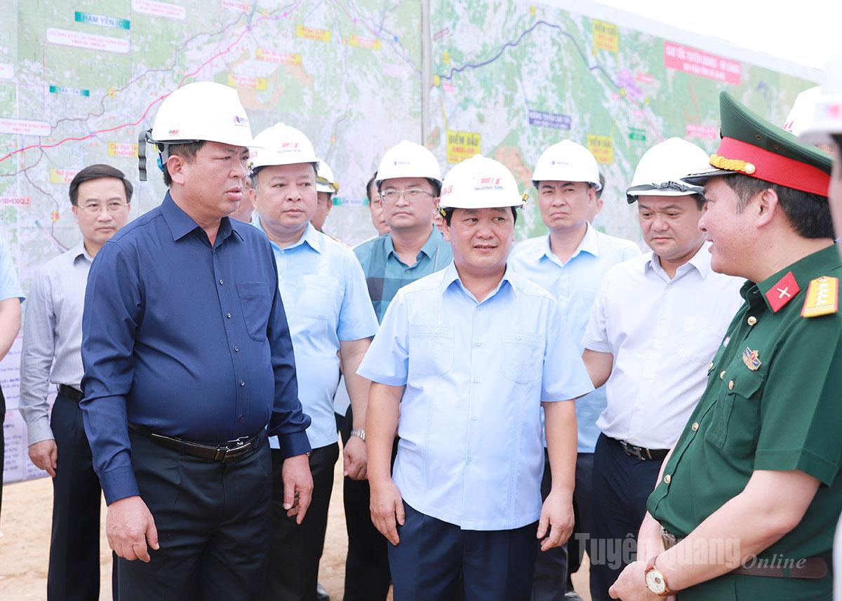 Bộ trưởng Trần Hồng Minh cùng các đồng chí lãnh đạo tỉnh nghe đơn vị thi công báo cáo những thuận lợi, khó khăn trong thực hiện dự án.