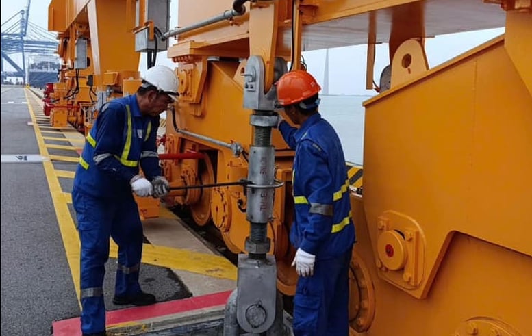 Dừng chạy tàu hỏa chở khách, ngưng nhận hàng hóa tại cảng biển- Ảnh 2.
