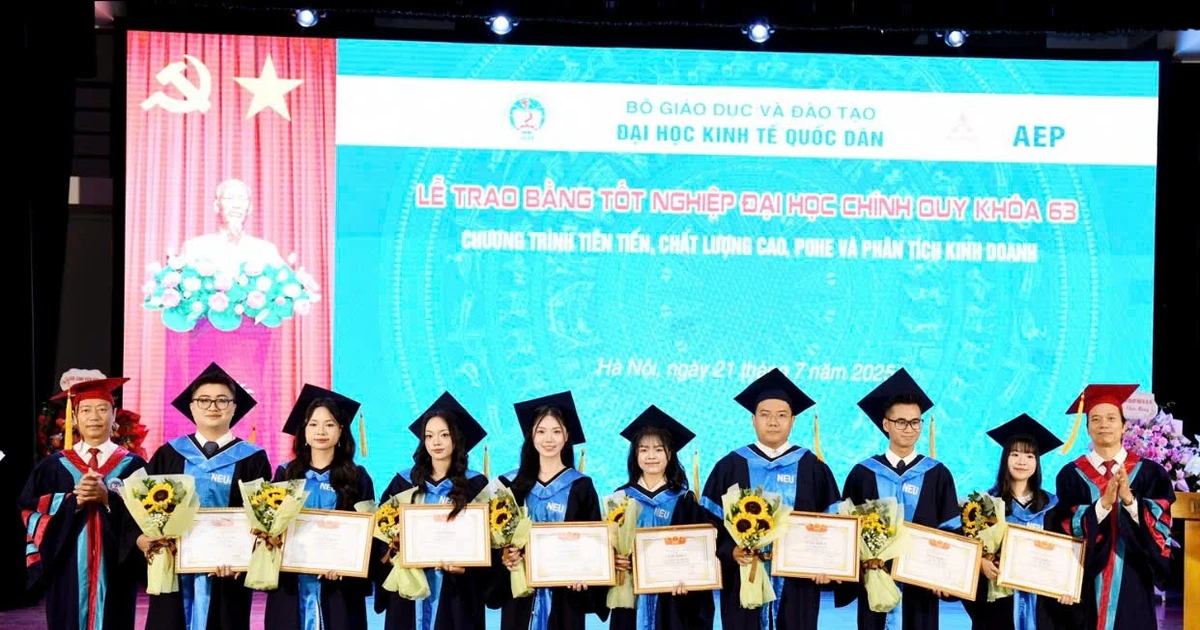 Đại học Kinh tế Quốc dân trao bằng tốt nghiệp cho hơn 1.800 sinh viên