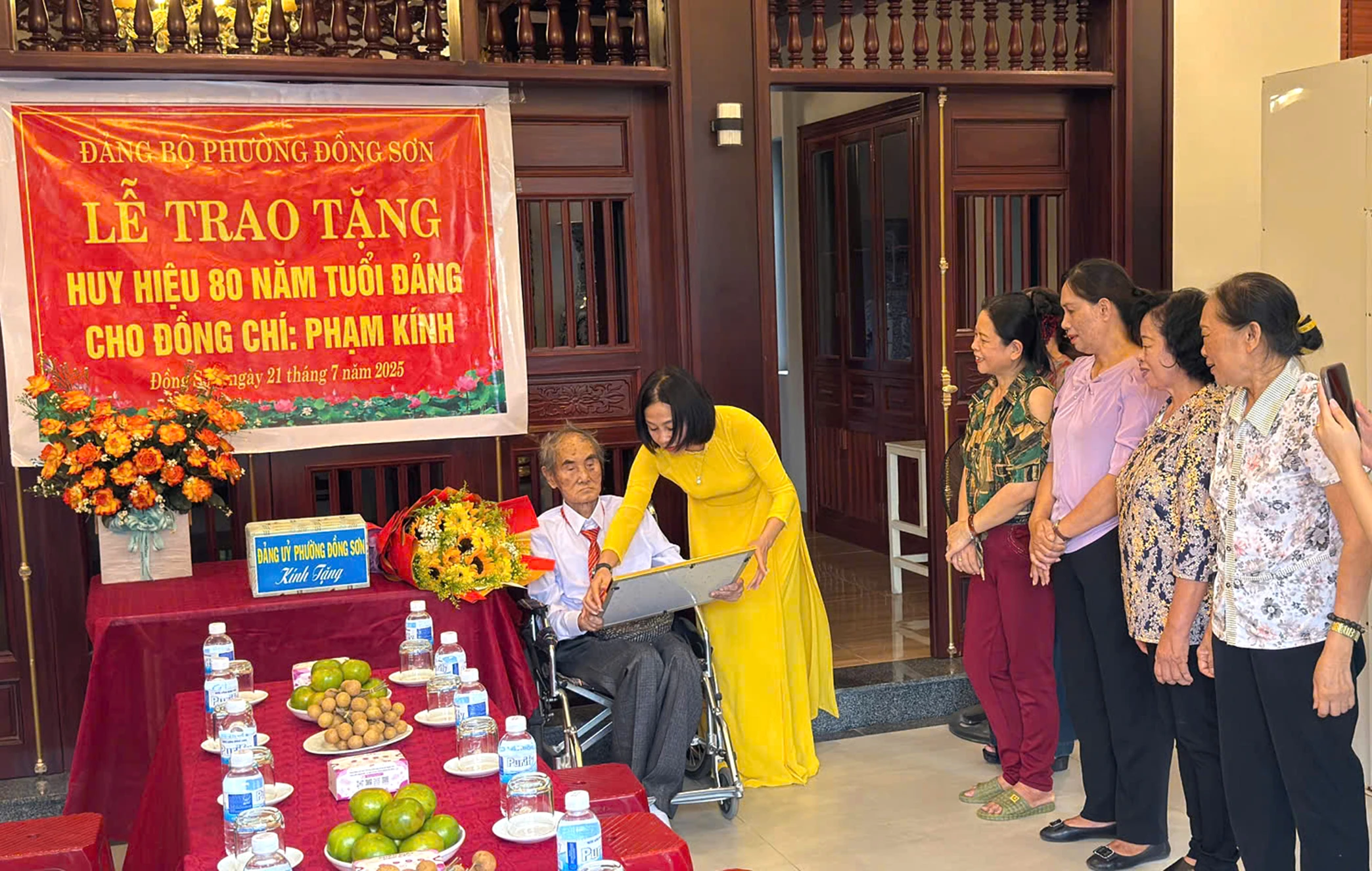 Trao tặng Huy hiệu 80 năm tuổi Đảng cho đảng viên lão thành