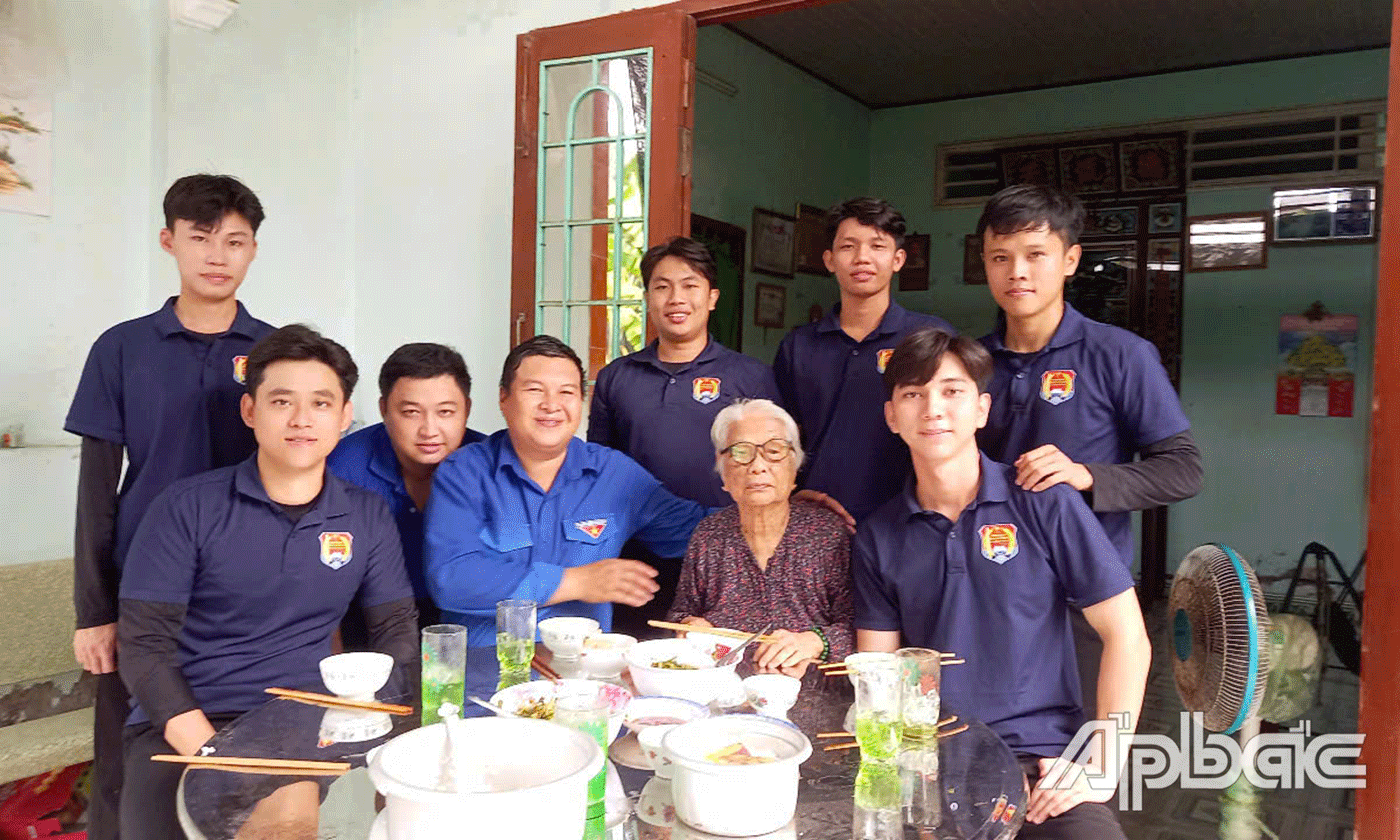 Thăm hỏi và nấu bữa cơm nghĩa tình tại nhà mẹ Việt Nam anh hùng Nguyễn Thị Chung tại ấp Điền Thạnh.