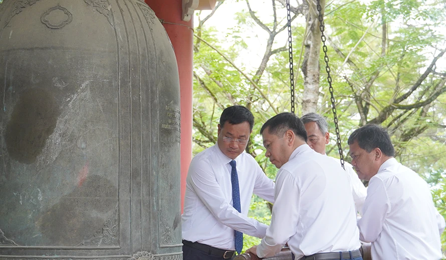 Lãnh đạo tỉnh dâng hương tưởng nhớ các anh hùng liệt sĩ