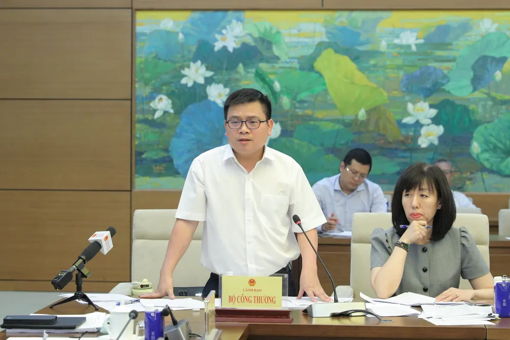 산업통상부 차관 Truong Thanh Hoai가 7월 21일 오후 업무 회의에서 보고했습니다.
