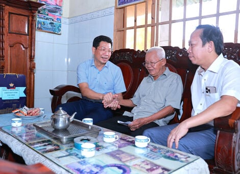 Lãnh đạo tỉnh thăm và tặng quà gia đình chính sách tại phường Trảng Bàng