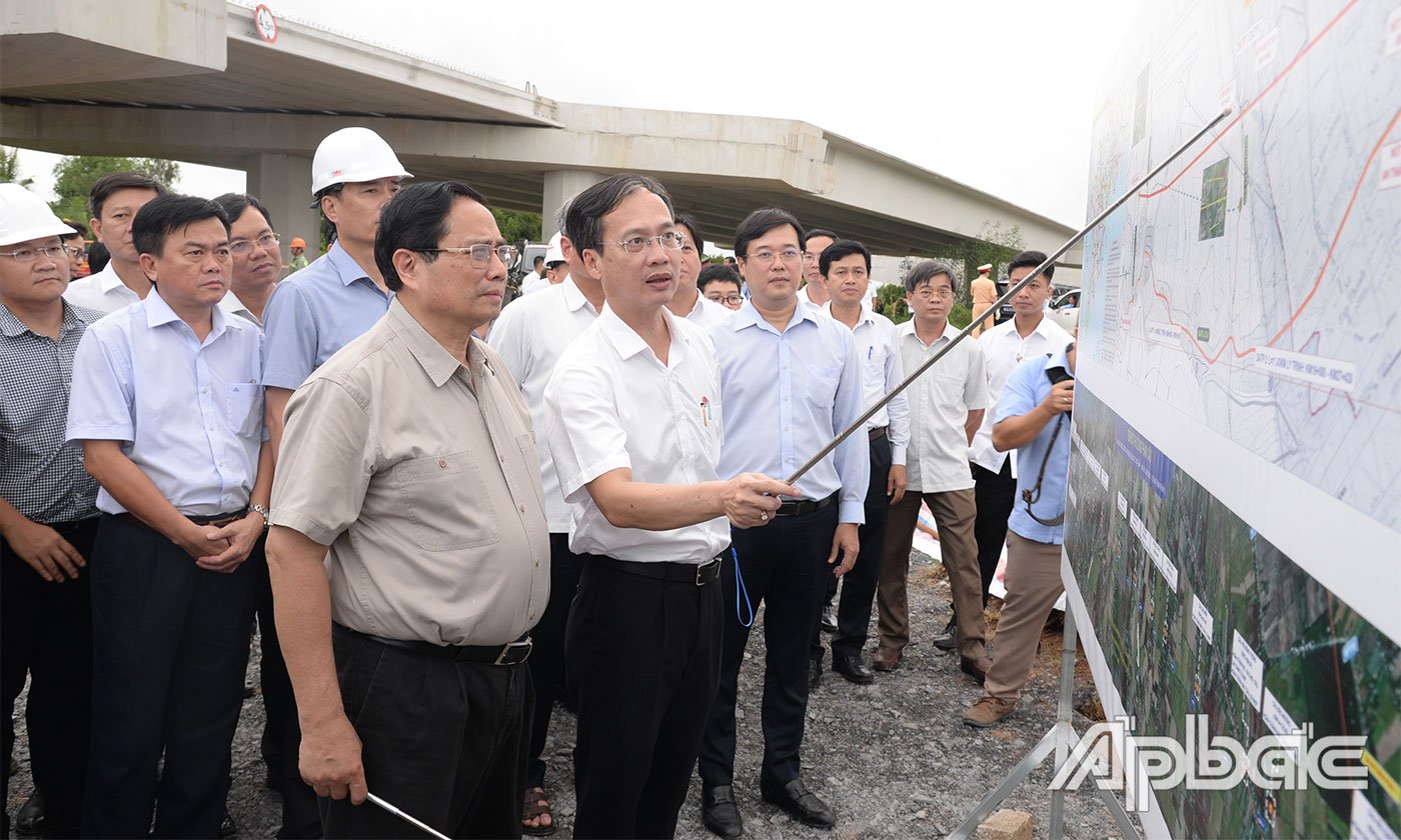 Lãnh đạo tỉnh Đồng Tháp báo cáo tiến độ dự án với Thủ tướng Chính phủ Phạm Minh Chính.