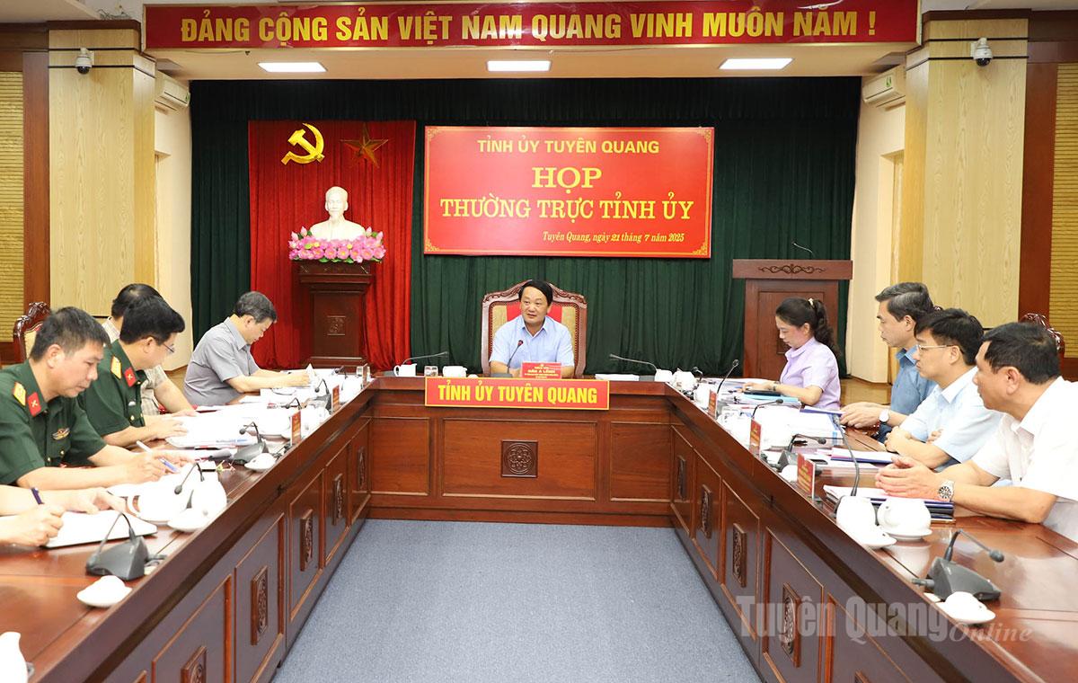 Bí thư Tỉnh ủy Hầu A Lềnh chủ trì phiên họp Thường trực Tỉnh ủy.