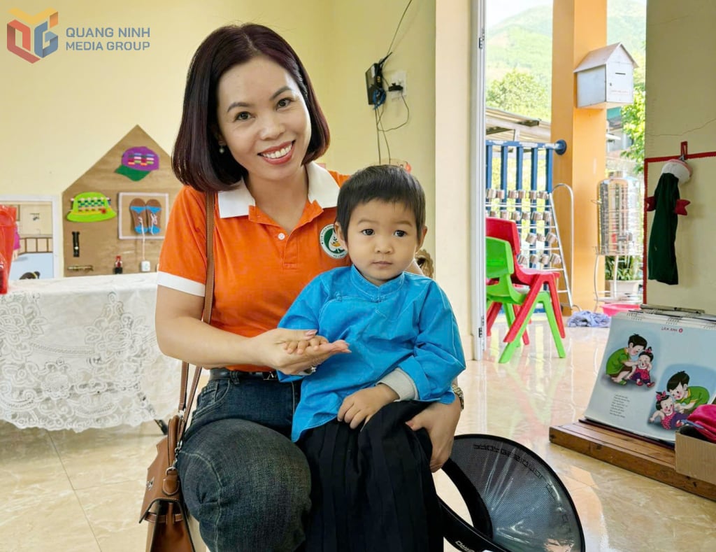 Chị Phạm Thị Hiệp trong một lần thi thiện nguyện tặng quà cho học sinh vùng cao khó khăn tại thôn Khe Ngàn xã Tiên Yên năm 2024.