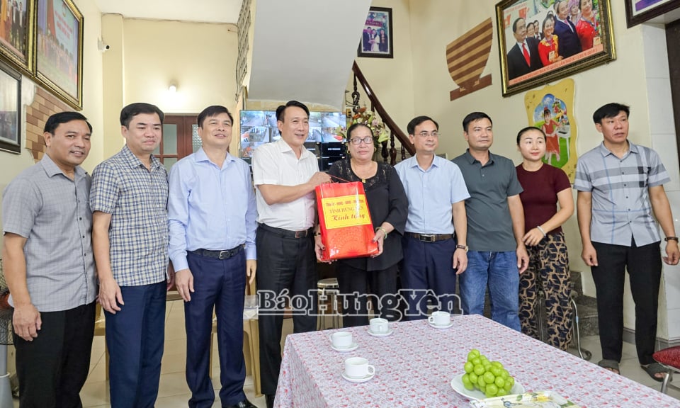 Các đồng chí lãnh đạo tỉnh thăm, tặng quà người có công và thân nhân liệt sĩ