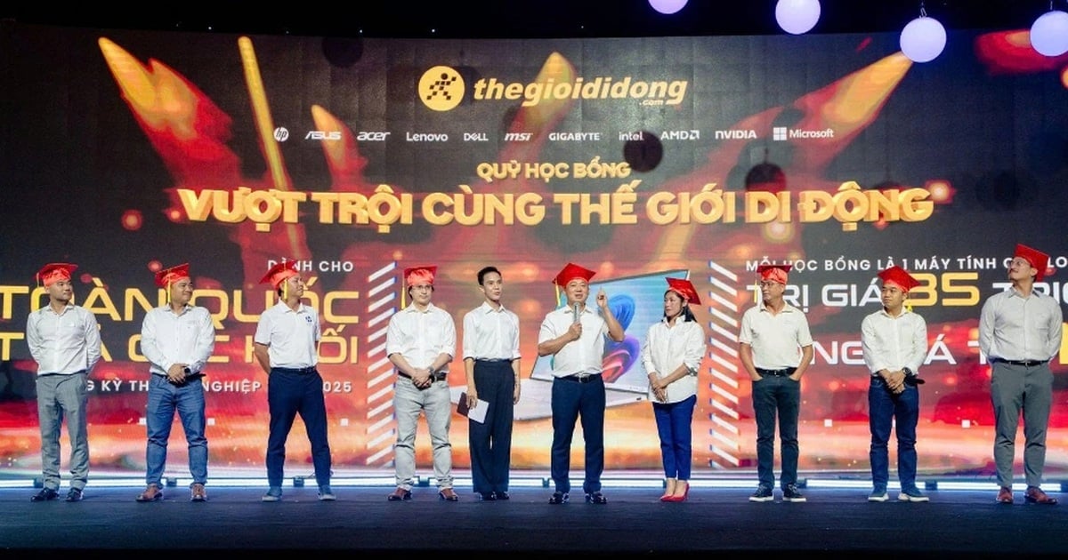 The Gioi Di Dong honors valedictorian with 50 million VND scholarship, including AI laptop