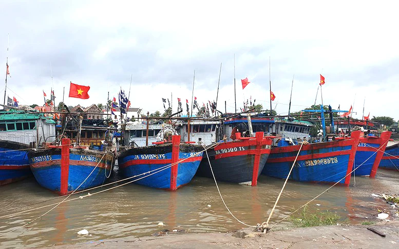 Khẩn trương kêu gọi tàu thuyền vào nơi trú ẩn an toàn