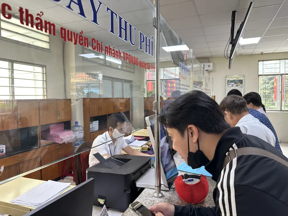 People come to carry out administrative procedures related to land in Go Vap ward, Ho Chi Minh City. Photo: THANH HIEN