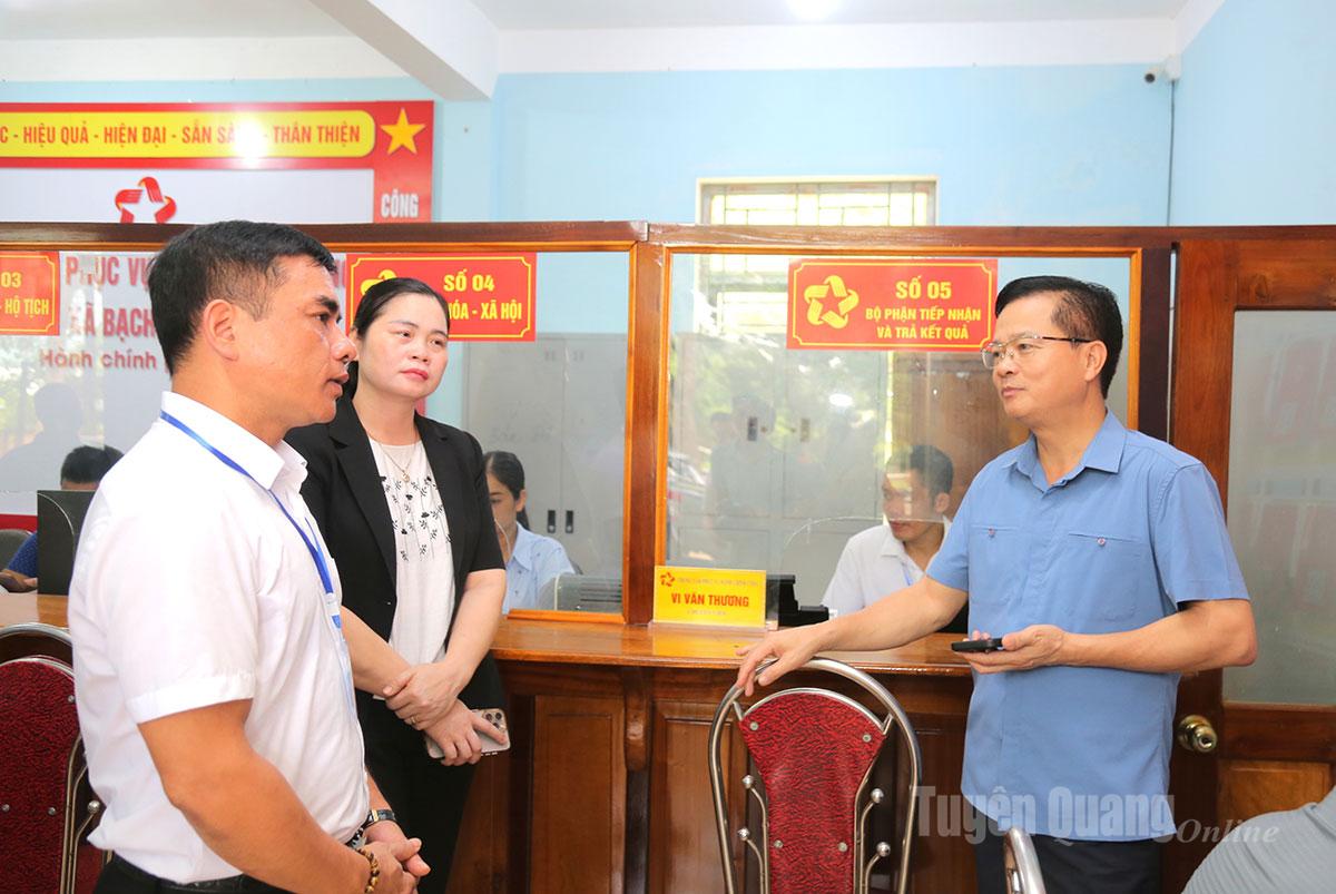 Chủ nhiệm Ủy ban Kiểm tra Tỉnh ủy Trần Quang Minh cùng đoàn công tác kiểm tra tại Trung tâm phục vụ hành chính công xã Bạch Ngọc.