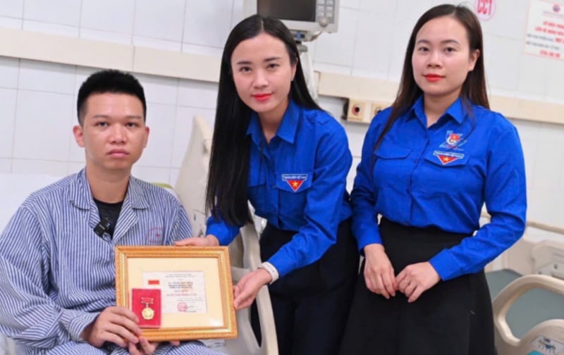 Trao Huy hiệu “Tuổi trẻ dũng cảm” cho đoàn viên cứu 4 người trong vụ đắm tàu trên vịnh Hạ Long -0