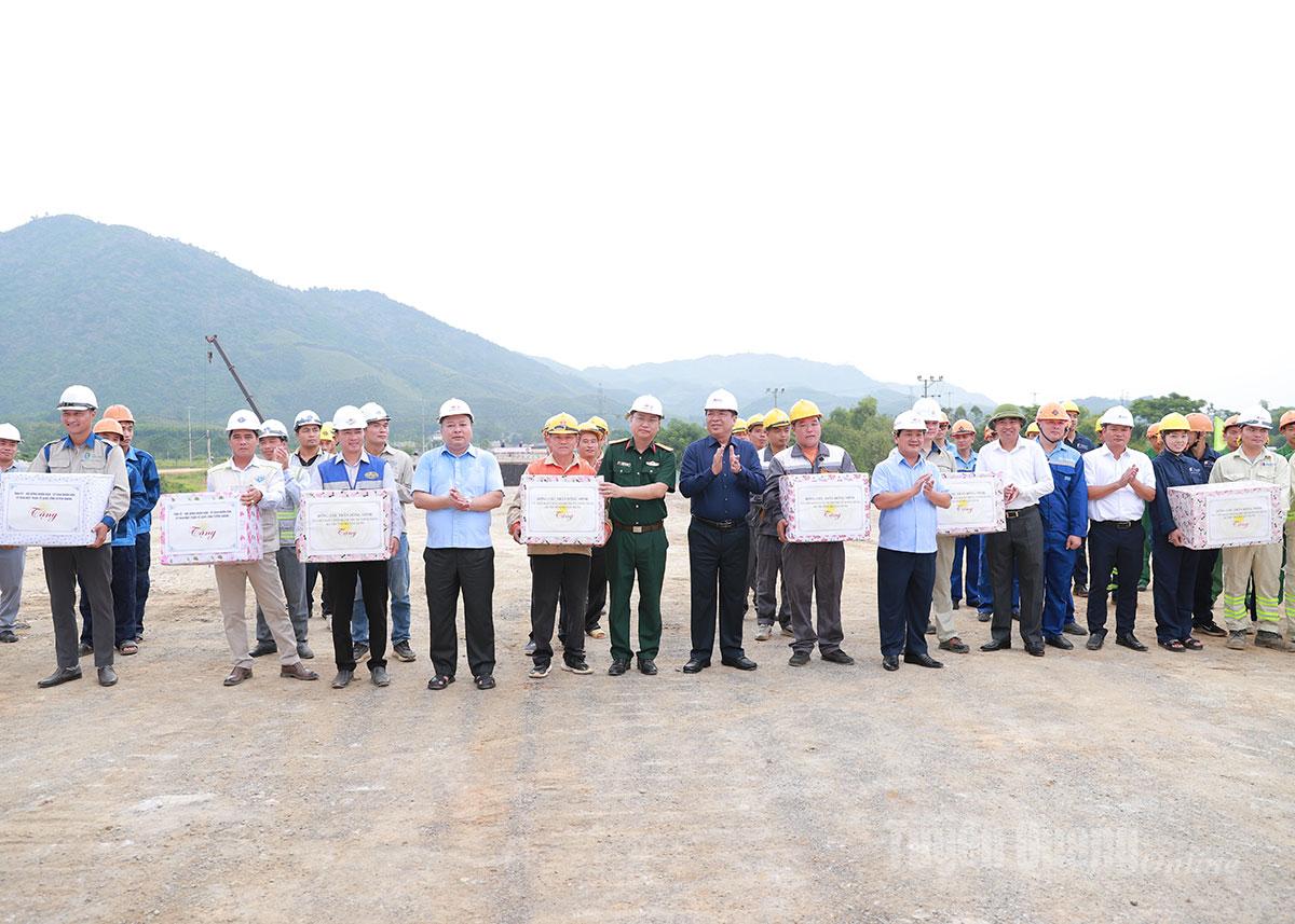  Dịp này, Bộ trưởng Trần Hồng Minh, Bí thư Tỉnh ủy Hầu A Lềnh, Chủ tịch UBND tỉnh Phan Huy Ngọc tặng quà động viên các nhà thầu thi công.