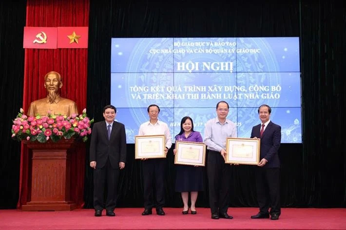 Nóng trong tuần: Phổ điểm thi tốt nghiệp THPT; triển khai thi hành Luật Nhà giáo