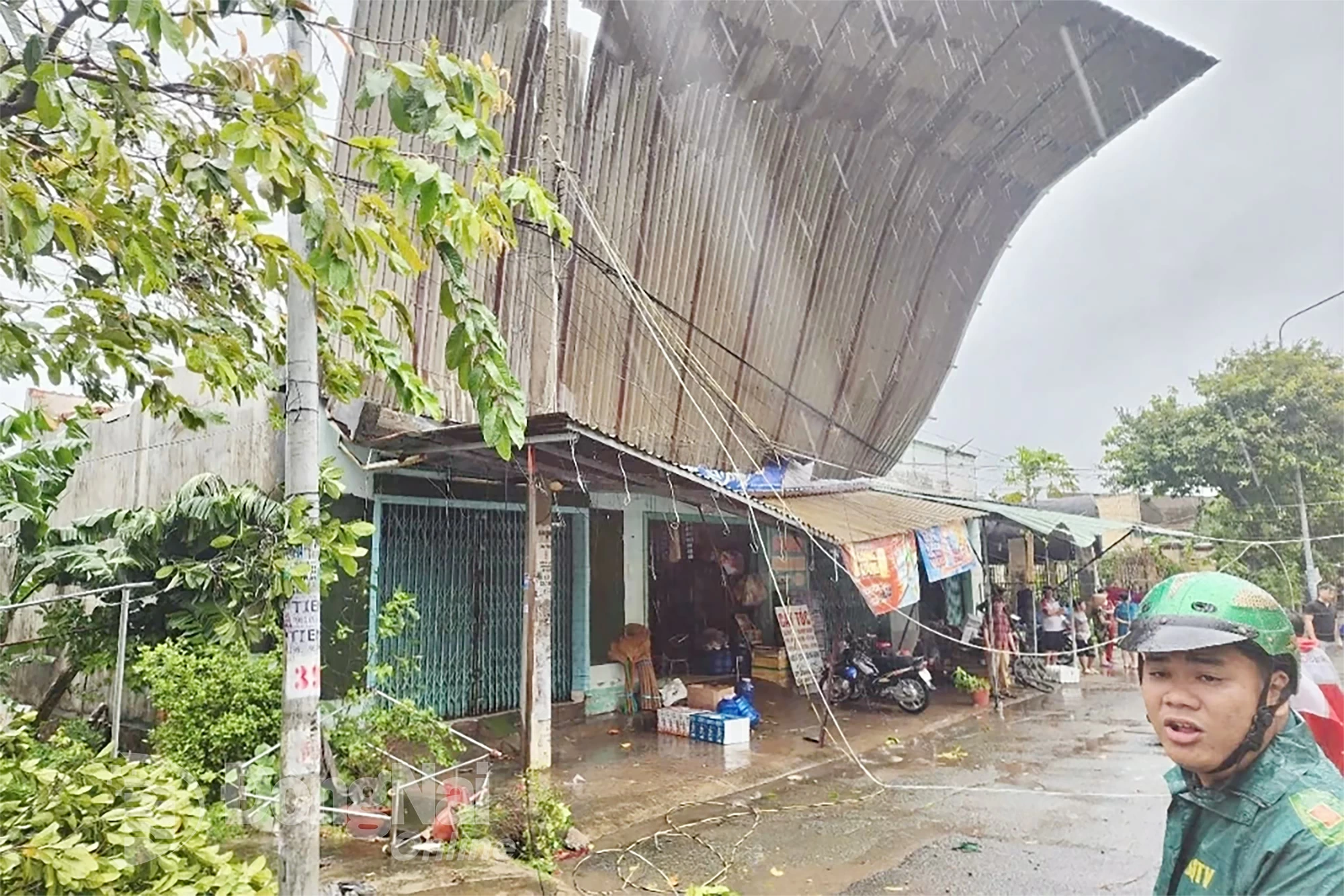 Das Wellblechdach eines Hauses im Bezirk Bien Hoa wurde am 20. Juli bei starkem Regen vom Wind weggeweht und drohte auf die Straße zu fallen. Foto: Beitragender