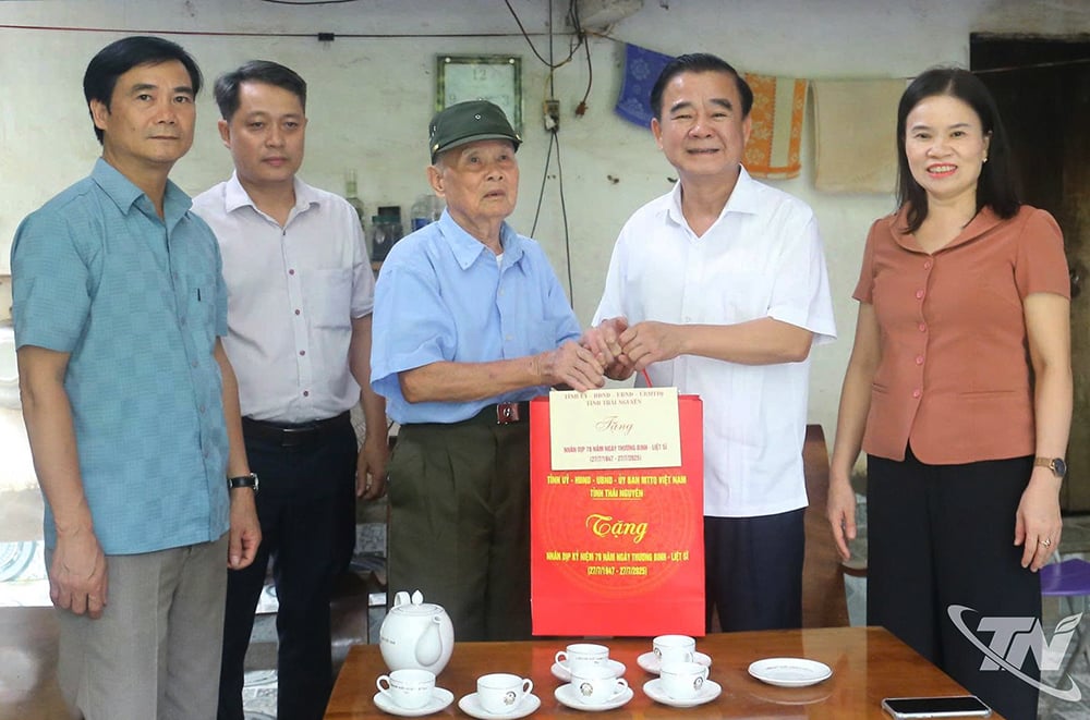 Comrade Do Duc Cong gave a gift to Mr. Luong Van Tang.