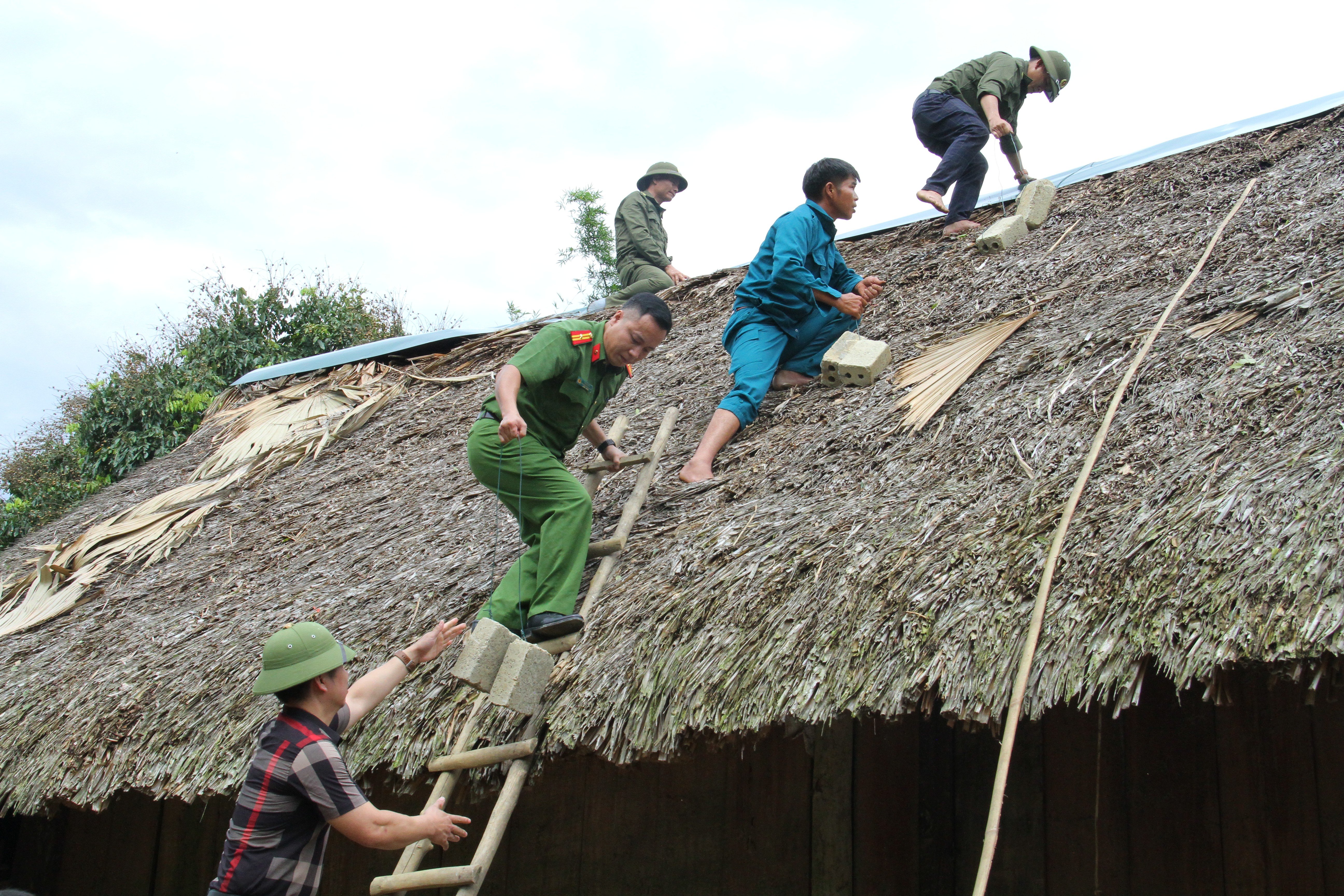 cax-va-cac-luc-luong-tai-cho-giup-ba-con-lop-lai-mai-va-va-gia-co-ki-cang-ung-pho-voi-con-bao-so-3.jpg