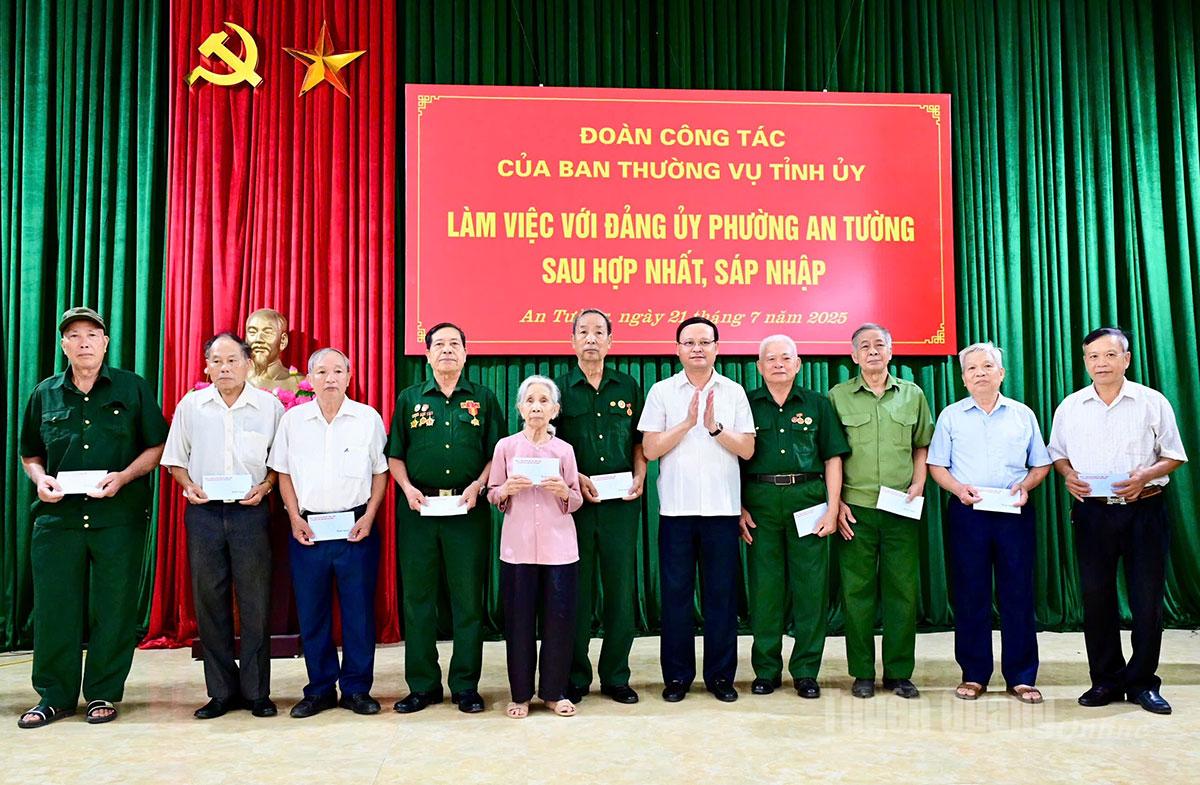 Đồng chí Nguyễn Mạnh Tuấn, Phó Chủ tịch UBND tỉnh tặng quà cho các gia đình thương binh, liệt sĩ, người có công với cách mạng.