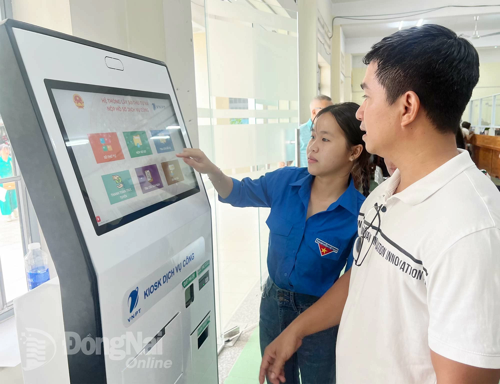Đoàn viên thanh niên hỗ trợ người dân thực hiện các thao tác trực tuyến trên ki-ốt dịch vụ công tại Trung tâm Phục vụ hành chính công phường Tam Hiệp.