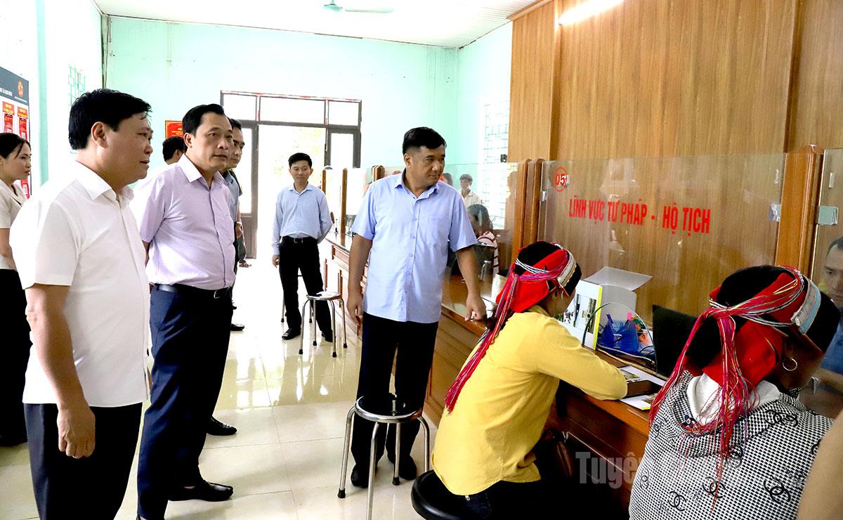 Đoàn công tác kiểm tra tại Trung tâm phục vụ hành chính công xã Bạch Đích.