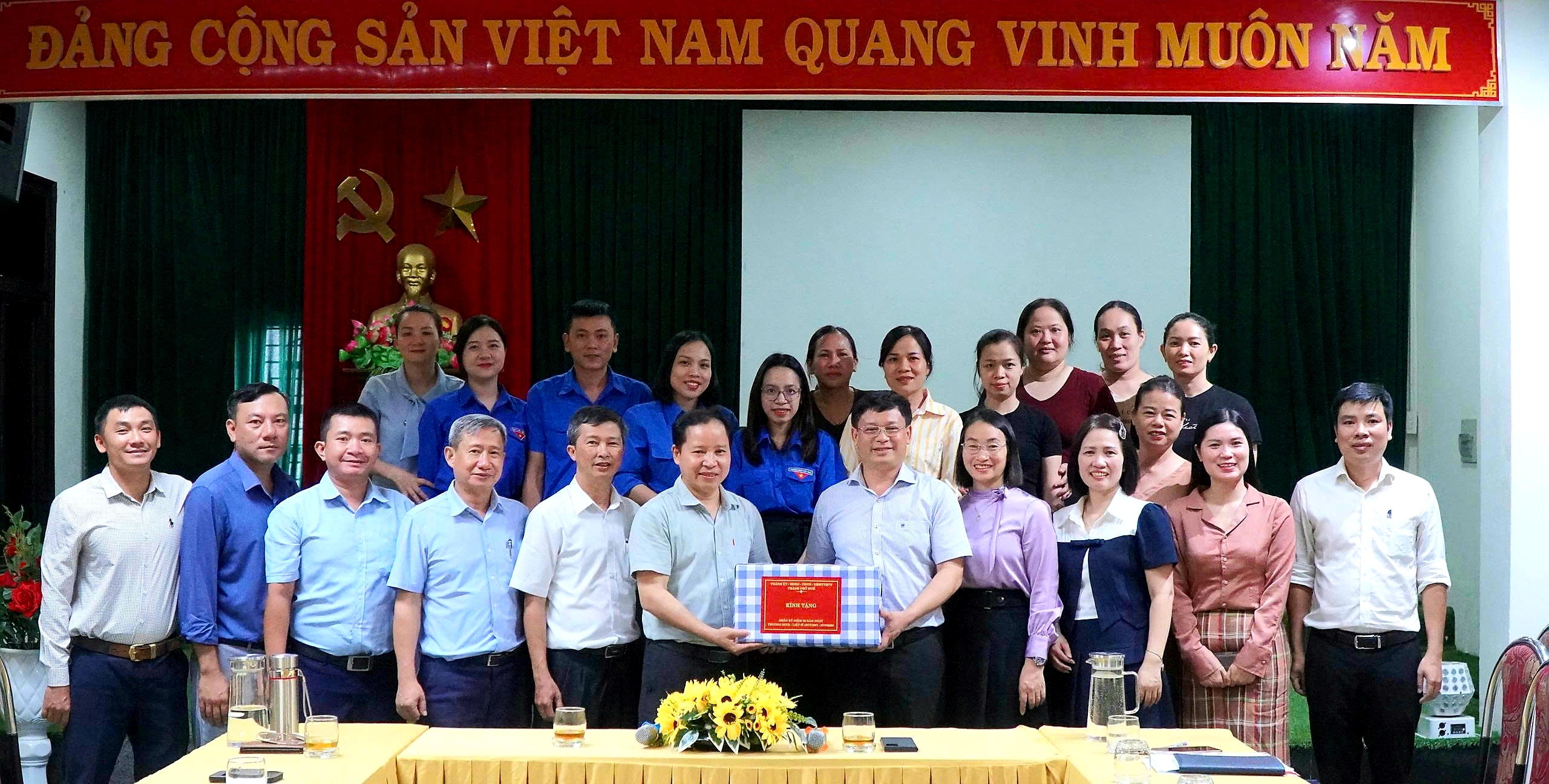 ចុះសួរសុខទុក្ខ និងប្រគេនអំណោយដល់មជ្ឈមណ្ឌលគិលានុបដ្ឋាយិកា ថែទាំបុណ្យកុសល និងក្រុមការងារបង្រួបបង្រួមជាតិ ១៩២